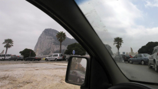 Хората преминават границата Испания-Гибралтар пеша заради опашки 