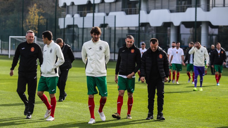 Футболните национали на България ръкопляскаха и благодариха на родните медици,