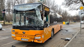 Катастрофа между автобус на градския транспорт лек автомобил и камион