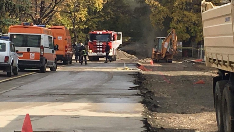 Теч на газ от спукана тръба вдигна на службите в Пловдив