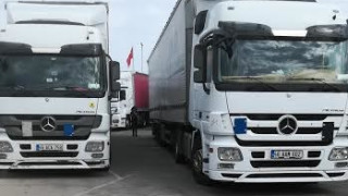 Колона от товарни автомобили с дължина почти 20 км се