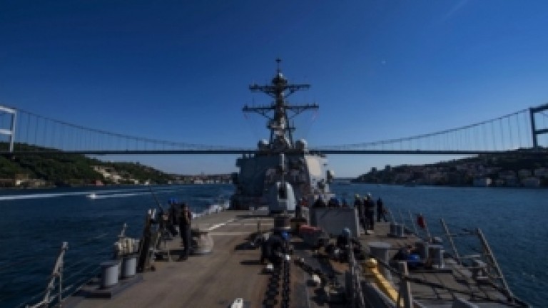 Американският разрушител Карни влезе в Черно море. Това съобщават от