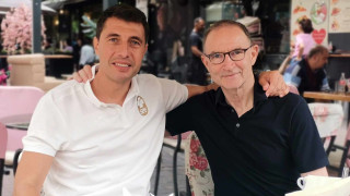 Легендарният британски футболист и треньор Мартин О Нийл разгледа част от