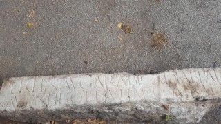 Каменна колона с античен надпис са заловили служители на МВР Враца