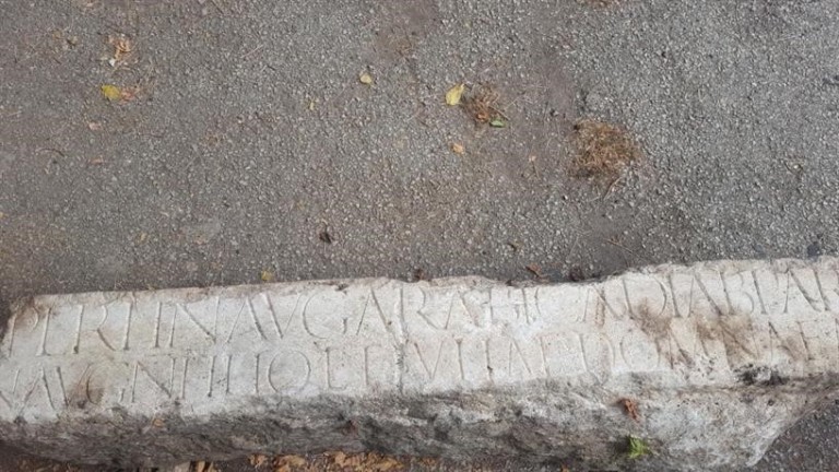 Каменна колона с античен надпис са заловили служители на МВР-Враца