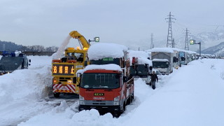 Загинали и стотици пострадали заради снеговалежи в Япония