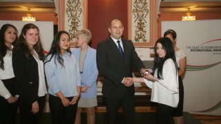 Държавният глава награди отличници усъвършенствали личните си умения Президентът Румен