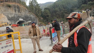 Миньори помагат за спасяването на 41 мъже, заседнали в срутения тунел в Индия
