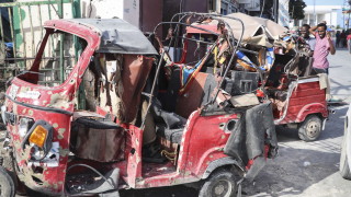 Две коли бомби избухнаха в събота в столицата на Сомалия Могадишу