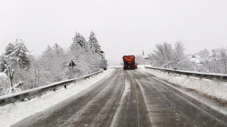 Близо 250 машини обработват настилките в районите със снеговалеж, съобщават