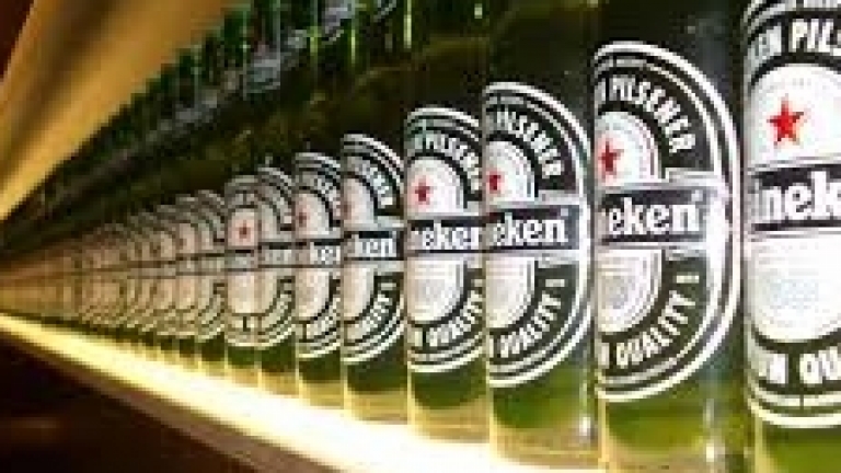 Heineken ще закупи 1 900 пъба във Великобритания. Компанията успя