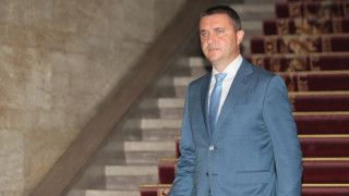 Позицията на българското правителство е че заместник председателят на Комисията за