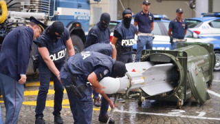 Италианската полиция е иззела голям арсенал от оръжия включително ракета