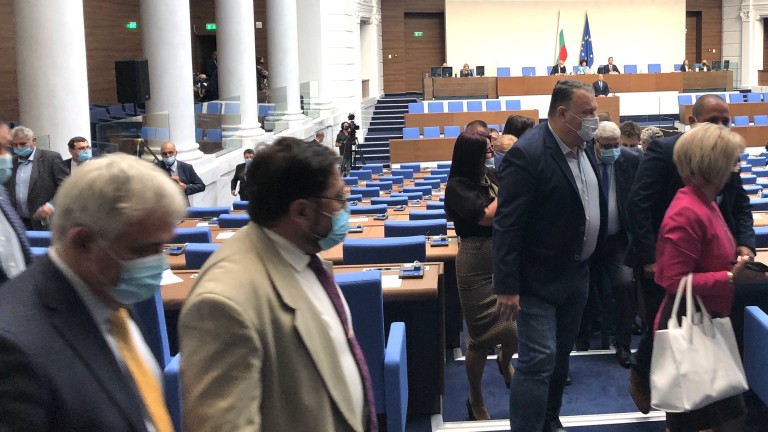 Депутатите от ГЕРБ напуснаха новата си зала, за да не слушат Радев