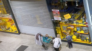 Полски закон забраняващ почти цялата търговия в неделя влиза