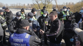 Носенето на маски или газови маски на публично място вече