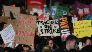 Половин милион служители стачкуваха във Великобритания в сряда за по високи заплати