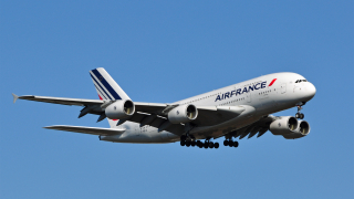 Самолет на Air France кацна аварийно на летището в Баку