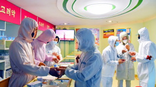 През последните 24 часа около 220 000 души в КНДР