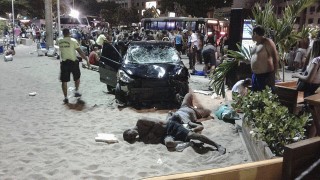 Кола се вряза в тълпа на тротоара на известния плаж