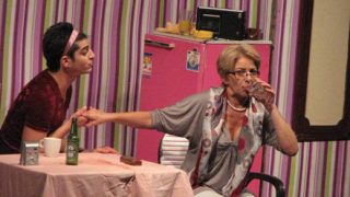 Катето Евро възпитава сина си на сцената