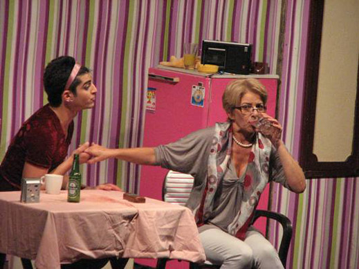 Катето Евро възпитава сина си на сцената