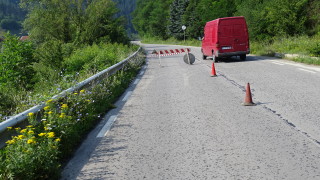 В с. Загражден им писна да чакат с години за път до Белица