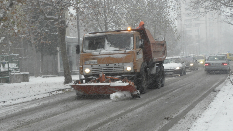 Пътните настилки са заснежени, на места заледени 