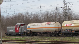 Цистерна с газ дерайлира на гара Бяла, върнаха я на релсите