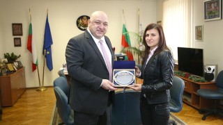 Министърът на младежта и спорта Красен Кралев връчи почетен плакет