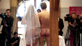 Младоженци се появиха голи на сватбата си