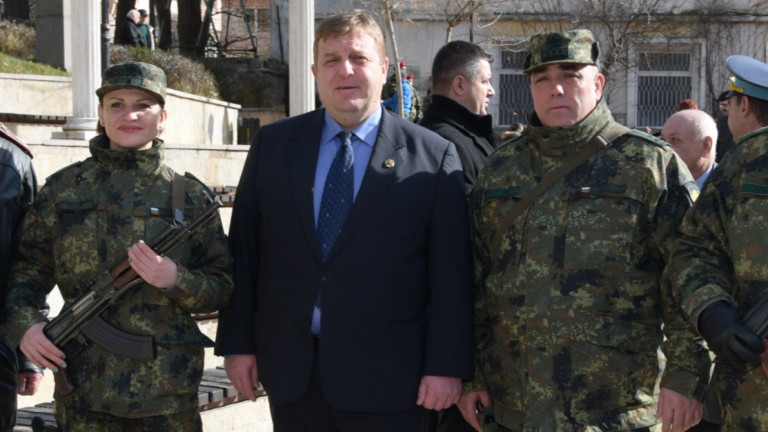 Каракачанов не приема предизвикателство за коремно, не е във форма и няма време