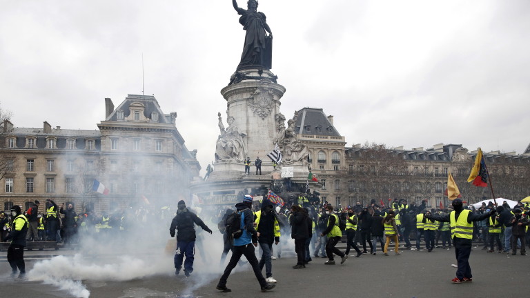 Полицията в Париж е задържала най-малко 36 души на протеста