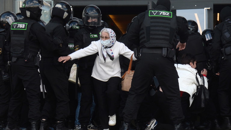 Полицията в Беларус съобщи, че 250 протестиращи са задържани на