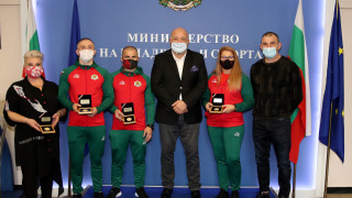 Министър Кралев награди медалстите от световното първенство по самбо
