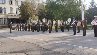 Преговаряме за изтребители, подводници и машини за пехотата