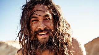 Джейсън Момоа е на корицата на декемврийския брой на Men s