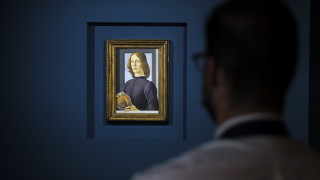 Картината Портрет на млад мъж с медальон от италианския художник