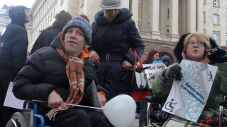 Хора с увреждания излязоха на протест в София съобщава bTV Те