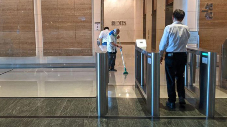 Най-голямата банка в Сингапур евакуира 300 служители заради заразен с коронавирус