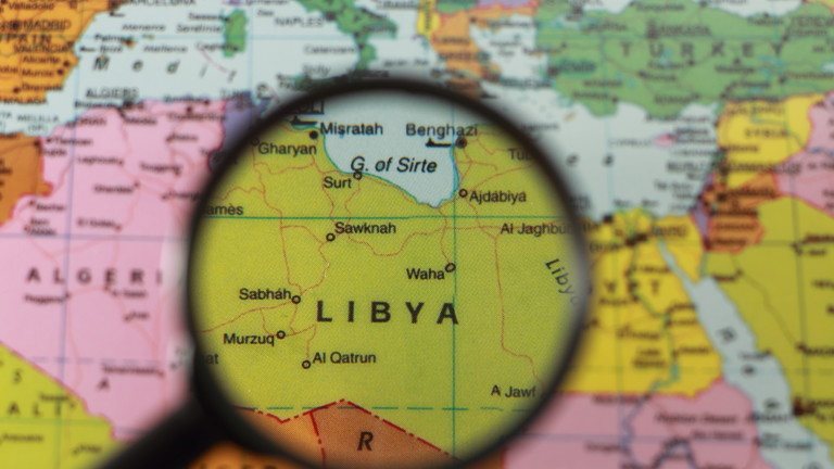 Либия стреляла срещу лодка с 80 мигранти 