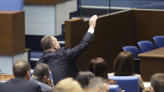 Дисциплинирани депутати приемат на второ четене новата Конституцията