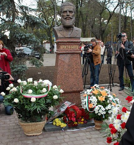 Венци пред паметника на Ботев в Одеса