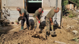 Курсанти от НВУ се притекоха на помощ на пострадалите в Карловско