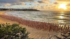 Какво накара 2500 голи човека заедно да позират на плажа
