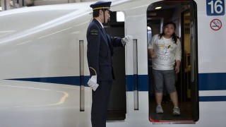 Японска железопътна компания се извини след като влак тръгнал от