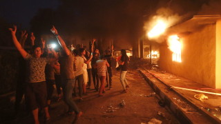 Протестиращи подпалиха иранското консулство в южния иракски град Басра предадоха