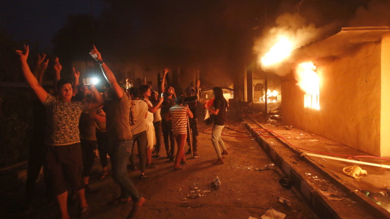 Протестиращи подпалиха иранското консулство в южния иракски град Басра, предадоха