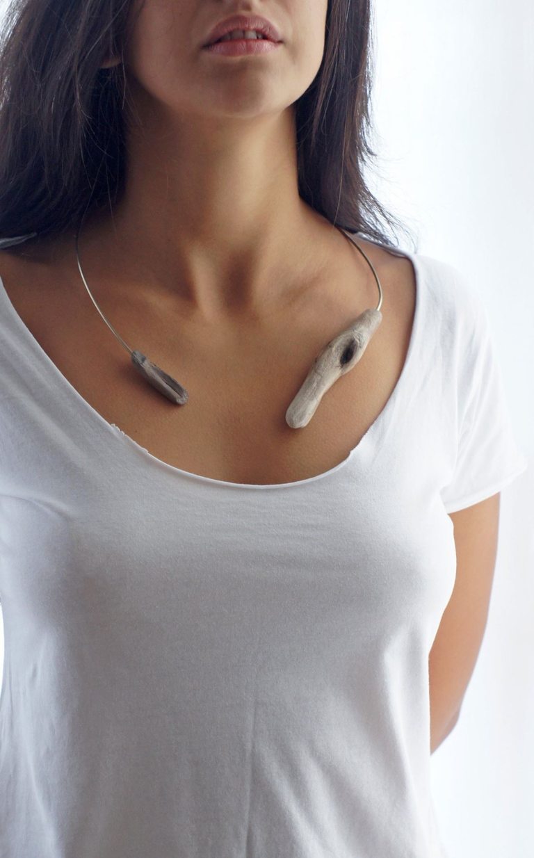 Всяко украшение на IR Jewelry е с друга история - някои са открити по морските крайбрежия, други са от планински пътеки или изхвърлени към реки и язовири