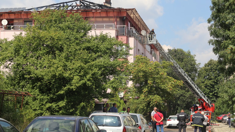 Столични огнеборци гасят пожар, възникнал в сграда в жилищен комплекс